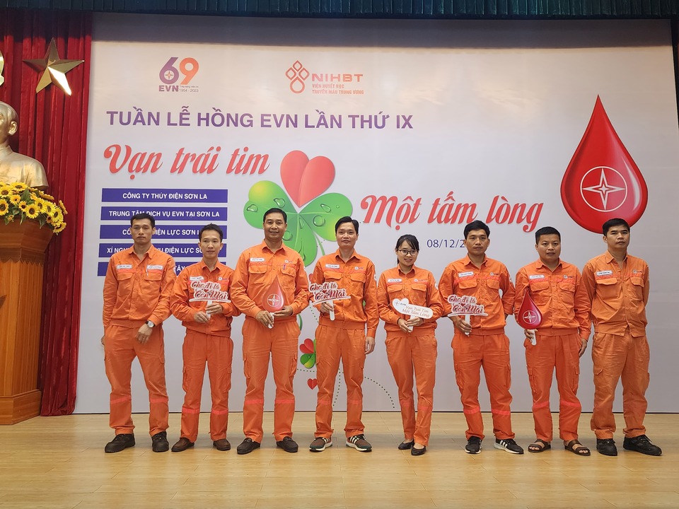 Tin truyền hình: CBCNV Ngành điện Sơn La hưởng ứng Tuần lễ hồng EVN lần thứ IX